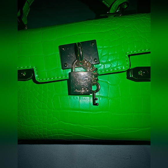 ALDO VONTESSA Mini luggage purse faux crocodile in hyper apple green - Picture 10 of 10